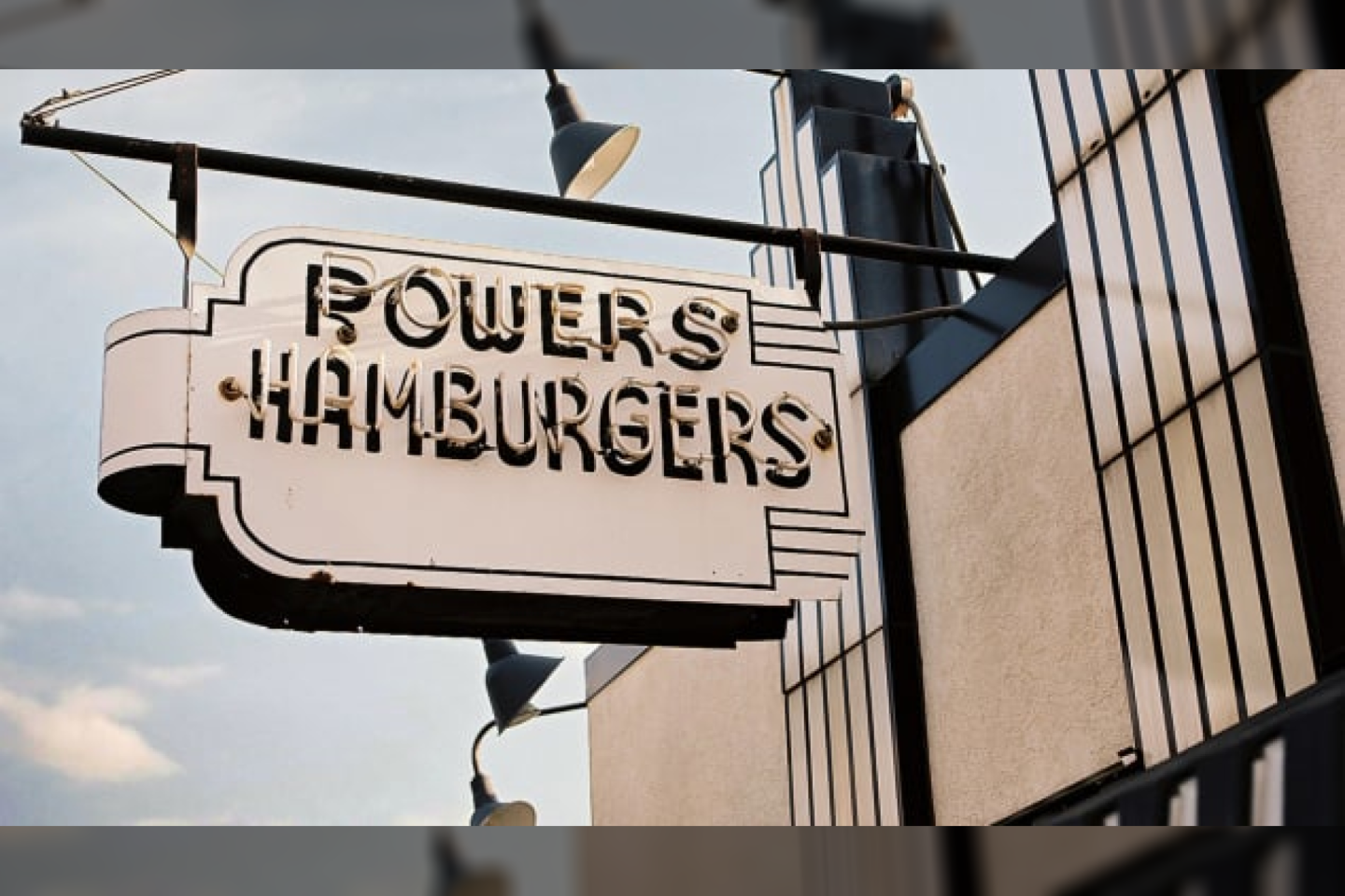  „Powers“ savininkas ir virėjas Mike'as Hallas skaičiuoja, kad kiekvieną dieną grilyje pagamina apie 1300-1500 mėsainių.<br> „Hamburger America“ nuotr.