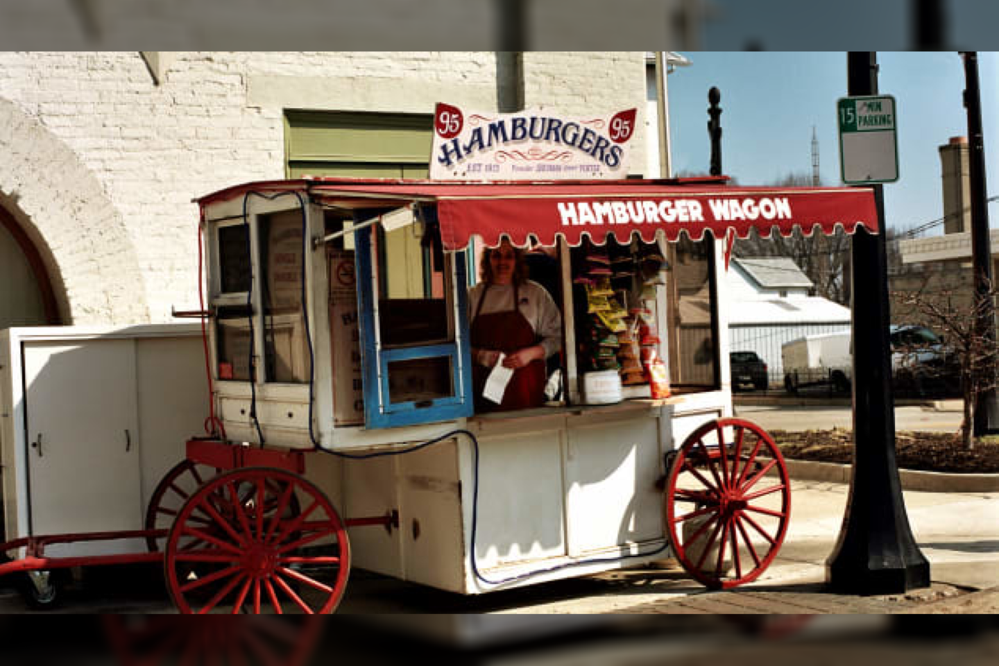  Gerokai anksčiau nei atsirado maisto vežimėliai ir vagonėliai, 1913 m. Majamisburge Ohajo valstijoje pasirodė „Hamburger Wagon“.<br> „Hamburger America“ nuotr.