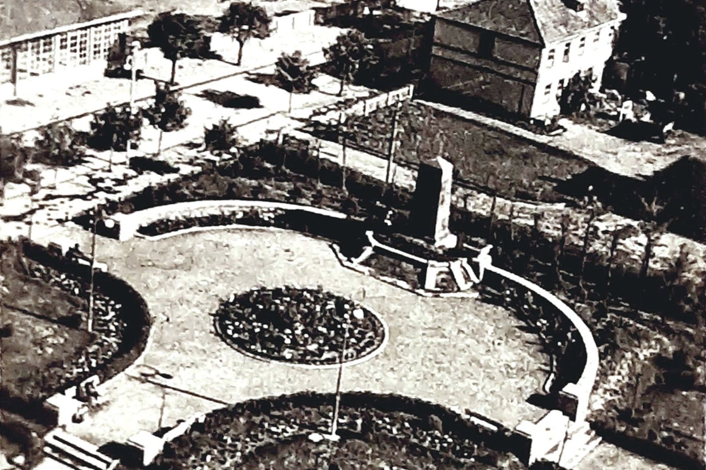 Taip atrodė skveras Palangos centre, kai 1953 metais čia buvo įrengtas memorialas.<br>E.Kazlaučiūnaitės nuotr.