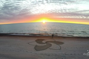 Menininkas neliūdi, kad ilgai kurtus jo piešinius sunaikina bangos