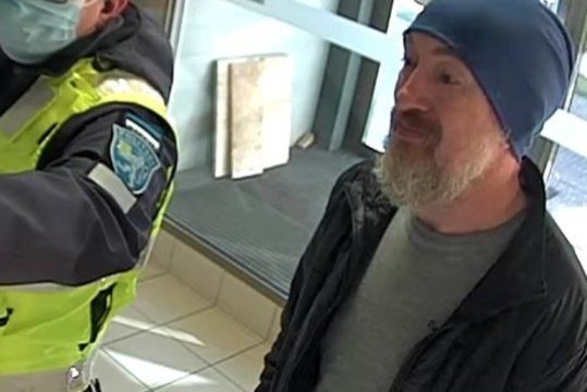 Estija iš šalies išgrūdo prokremlišką propagandą kursčiusį „Nemirtingojo pulko“ lyderį