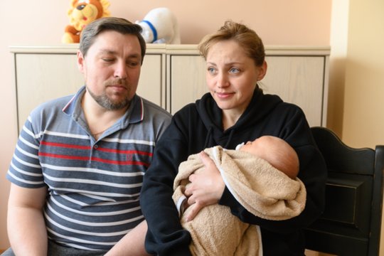 Ukrainiečiai į Daugus atvyko su išskirtine misija: ant rankų – per apšaudymus gimęs kūdikis