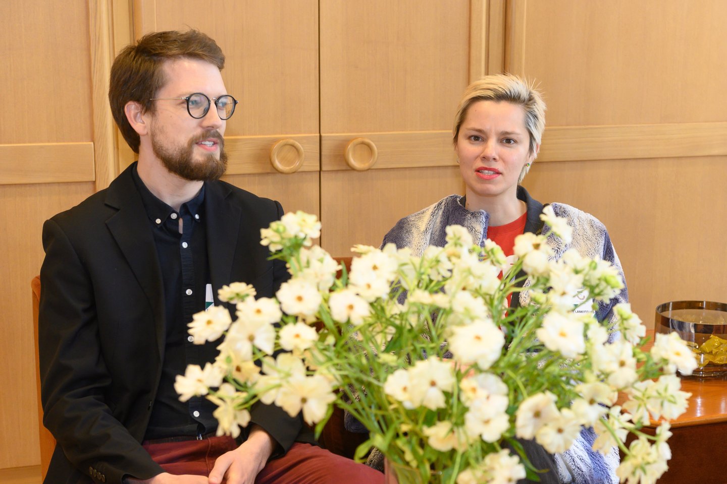 Seimo pirmininkė Viktorija Čmilytė-Nielsen ketvirtadienį po susitikimo su aktore Elžbieta Latėnaite ir režisieriumi Romu Zabarausku teigė, kad dėl Partnersytės įstatymo nuolat kalbasi su kolegomis, siekdama didesnio palaikymo projektui.<br>V.Skaraičio nuotr.
