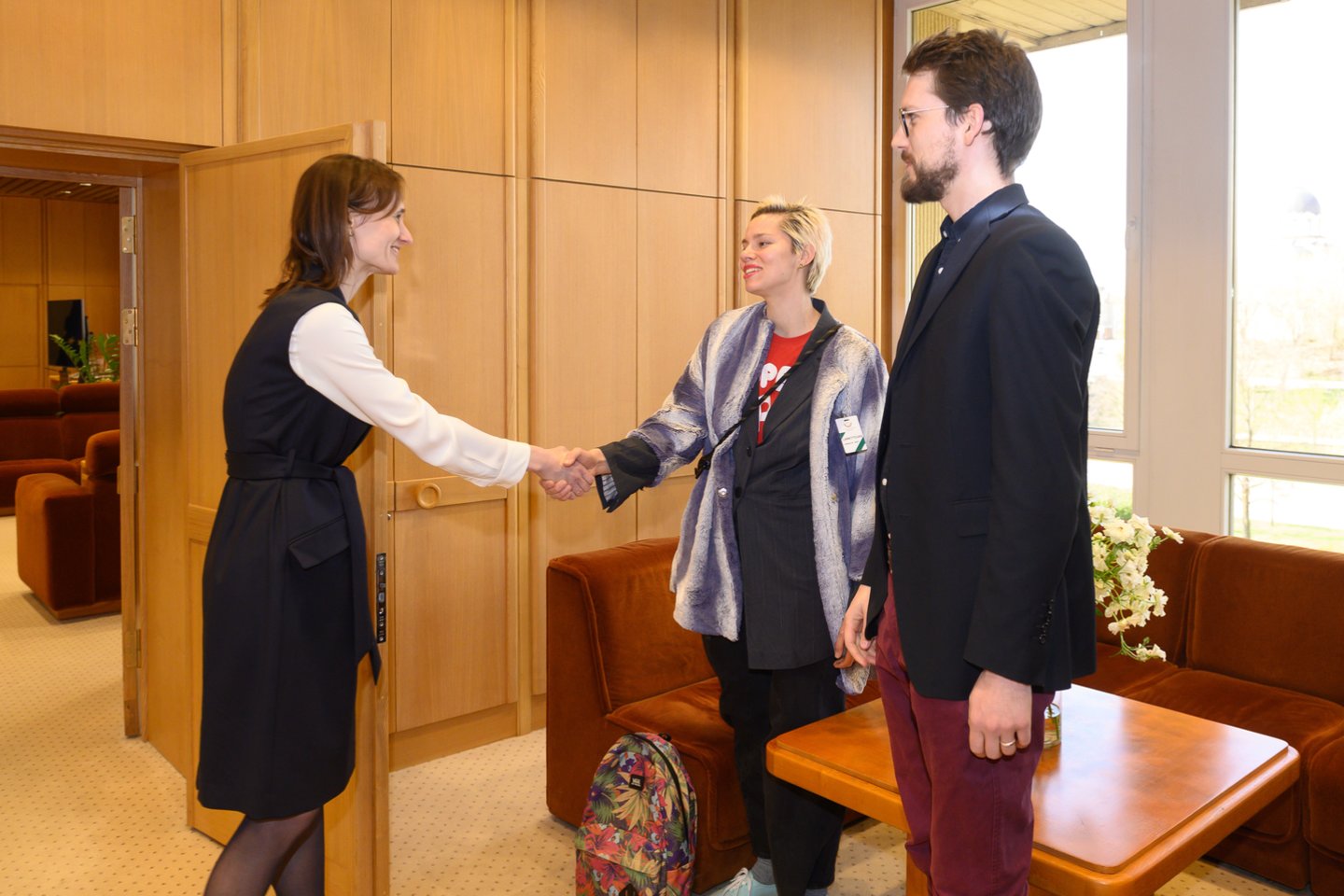 Seimo pirmininkė Viktorija Čmilytė-Nielsen ketvirtadienį po susitikimo su aktore Elžbieta Latėnaite ir režisieriumi Romu Zabarausku teigė, kad dėl Partnersytės įstatymo nuolat kalbasi su kolegomis, siekdama didesnio palaikymo projektui.<br>V.Skaraičio nuotr.