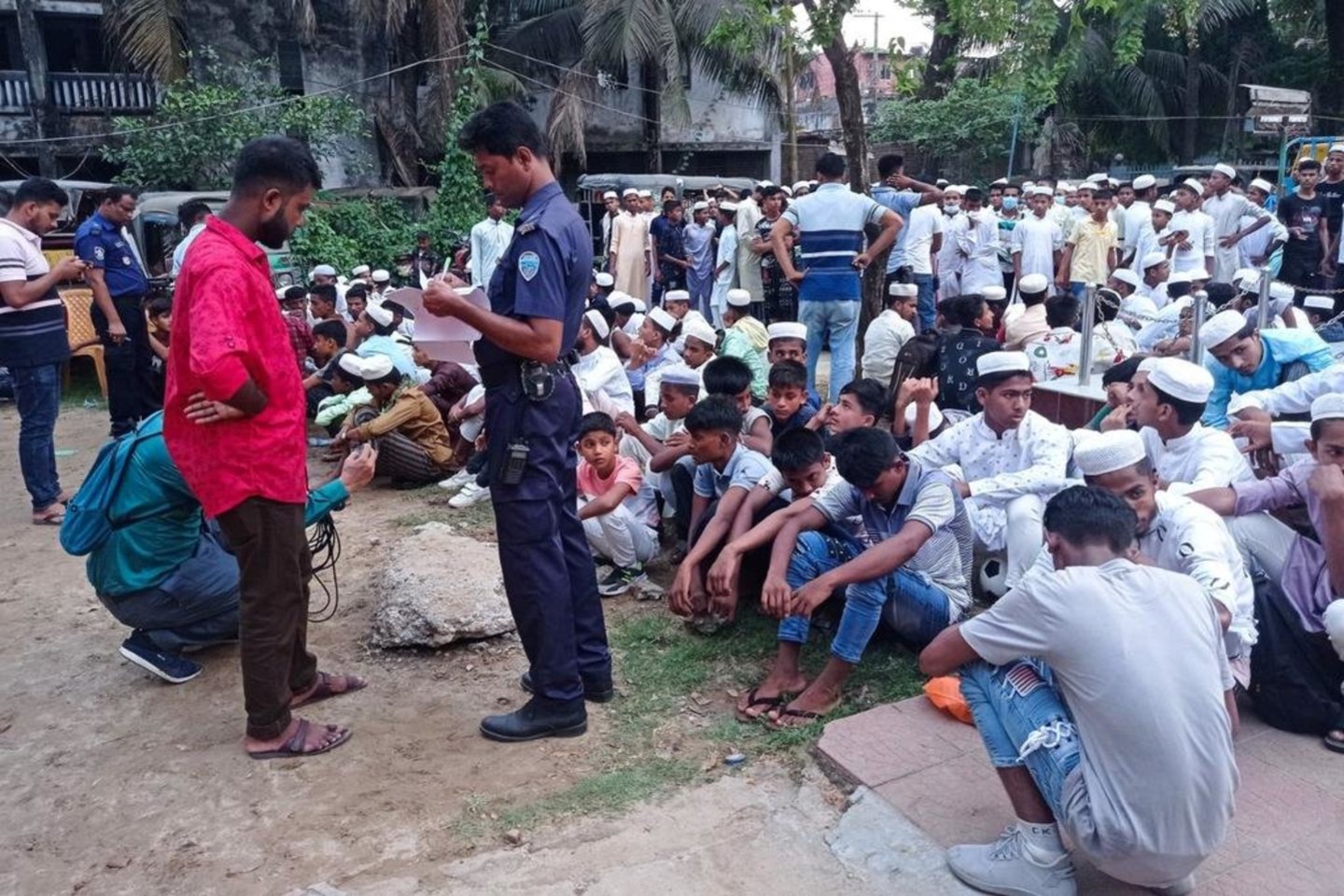 Bangladeše sulaikyta 450 rohinjų, susirinkusių paplūdimyje paminėti musulmonų šventės.<br>„Twitter“ nuotr.