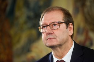 Rusijoje prekybos centrus valdantis V. Uspaskichas neketina jų atsisakyti