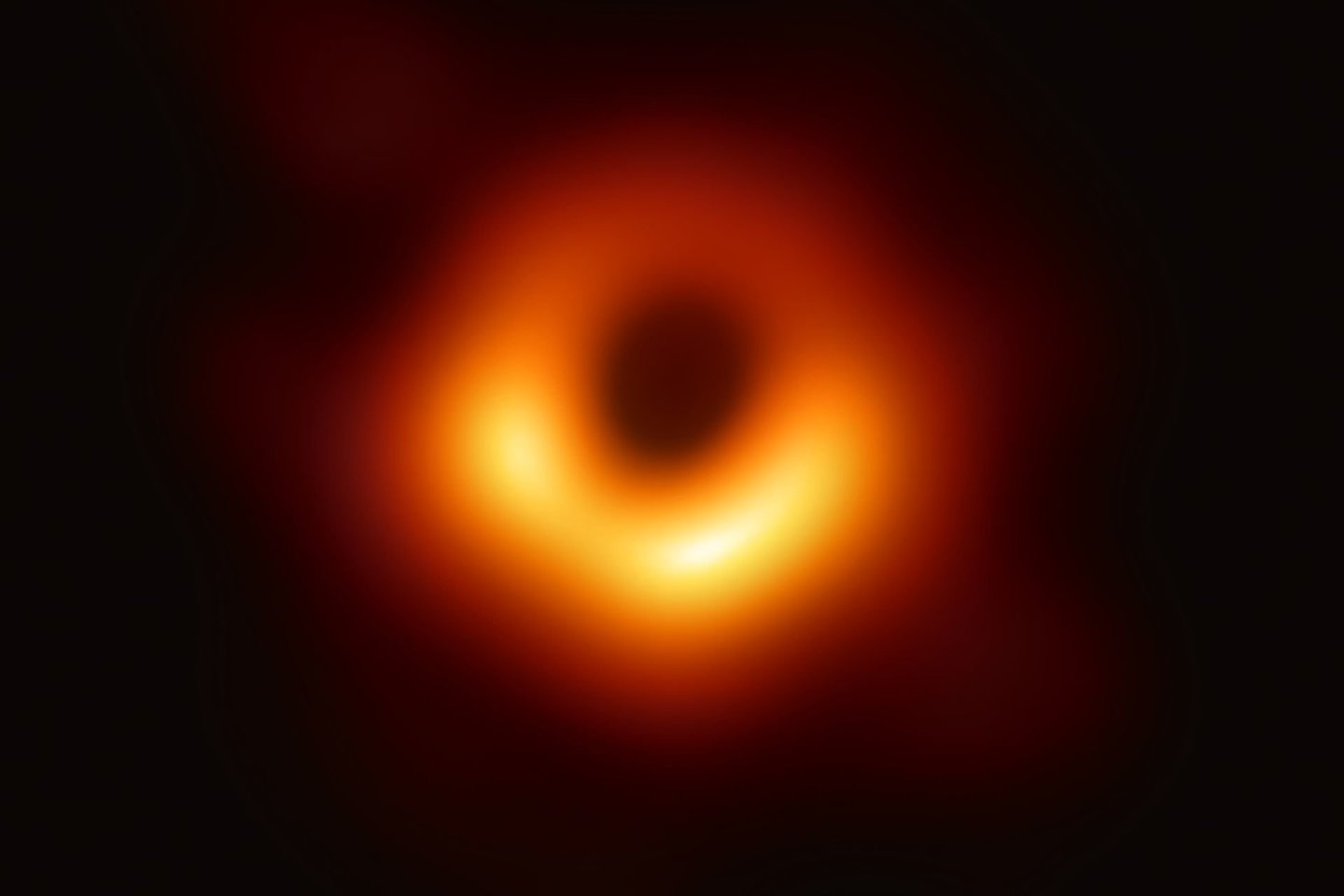  Supermasyvi skylė tūno Messier 87 galaktikoje. Tai žymus 6,5 milijardų Saulės masių objektas, kurį mokslininkų komanda pasirinko darydami pirmąją juodosios skylės nuotrauką.<br> EHT nuotr.
