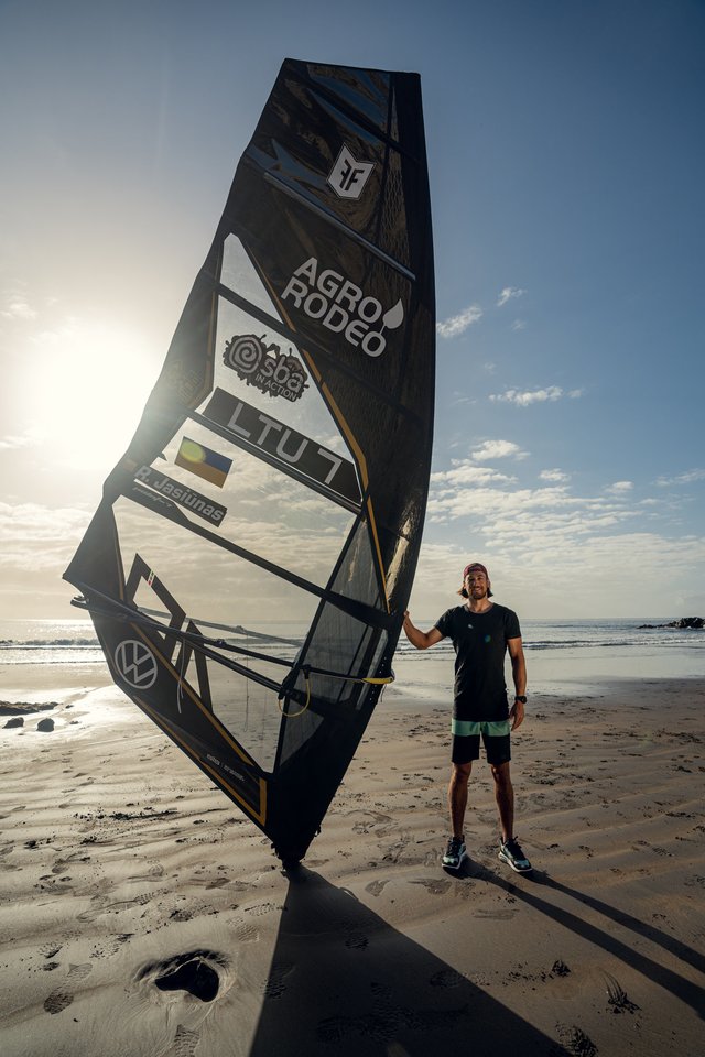 Rytis Jasiūnas lenktyniauja burlente su povandeniniu sparnu<br> B.Zoltano nuotr.