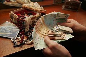 EVT vadovas siūlo parduoti areštuotą rusų oligarchų turtą ir taip padėti atstatyti Ukrainą