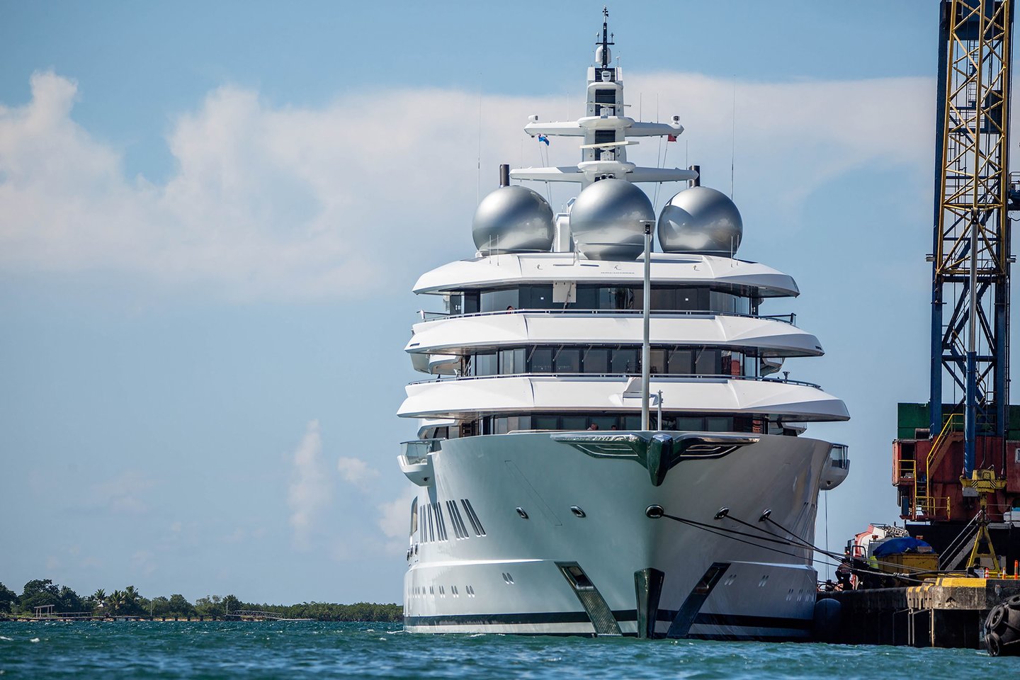 Konfiskavo 300 milijonų dolerių vertės Rusijos oligarcho Suleimano Kerimovo jachtą.<br>AFP/Scanpix nuotr.
