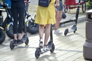 Sieks reglamentuoti riedlentininkų ir paspirtukininkų judėjimą: už pažeidimus atsakytų kaip ir dviratininkai