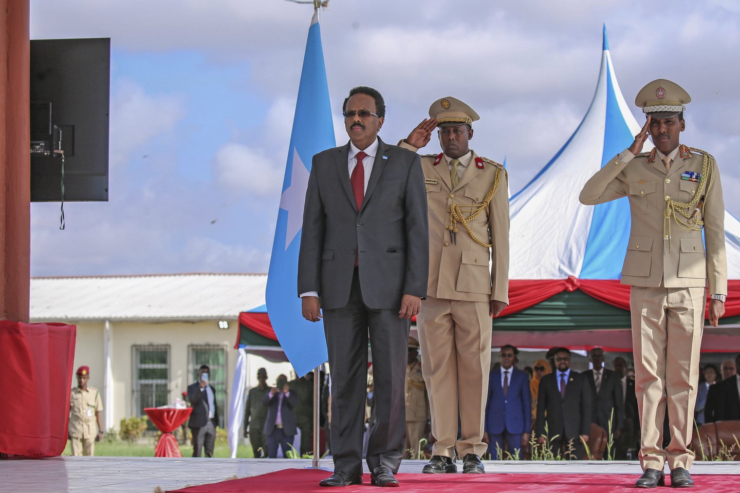 Somalio prezidentas Mohamedas Abdullahi Mohamedas dalyvauja kariniame parade Gynybos ministerijoje Mogadiše.<br>AP/Scanpix nuotr.
