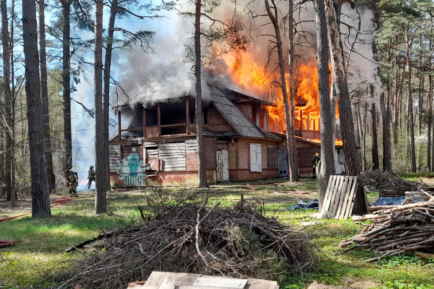 Gaisras Vilniuje – atvira liepsna dega dviejų aukštų namas.<br> Įvykio liudininkės Gintarės nuotr.