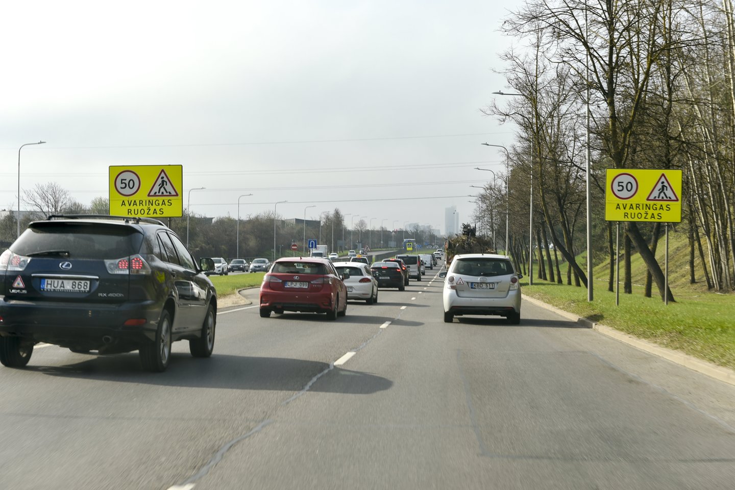 Nuo birželio 1 d. vairuotojai išvys naujus kelio ženklus, šviesoforus bei eismo juostas.<br>V.Ščiavinsko nuotr.