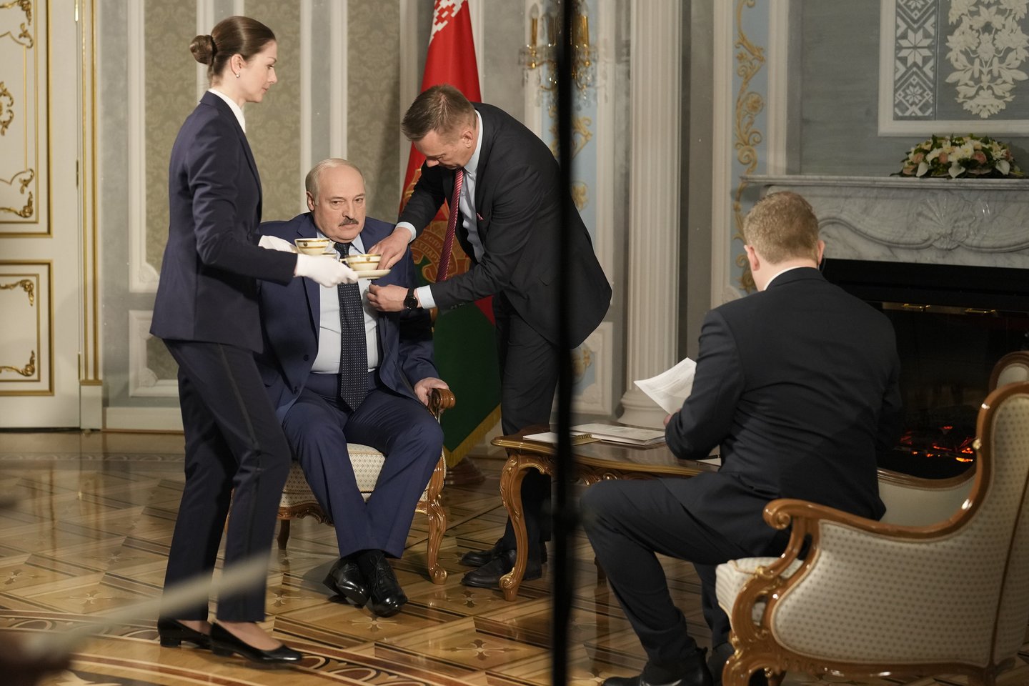  A.Lukašenkos interviu su naujienų agentūros „Associated Press“ tarptautinių naujienų viceprezidentu Ianu Phillpsu.<br> AP/Scanpix nuotr.