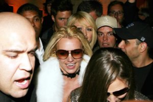 Šį sezoną madingi saulės akiniai – kaip pas Britney Spears