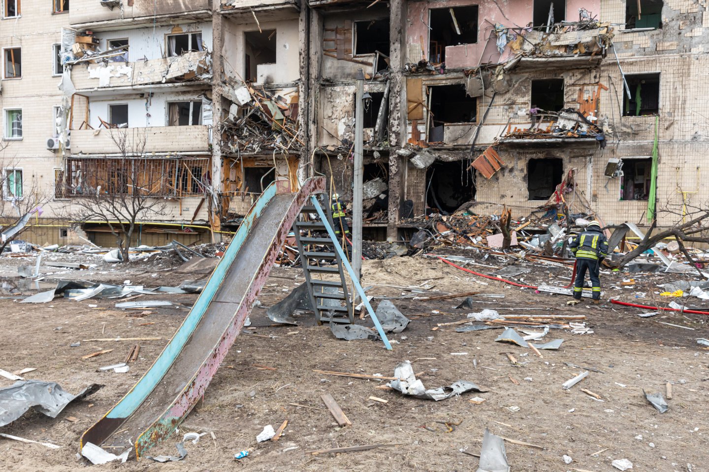  Ukrainos sostinėje Kijeve priešo lėktuvo apgadintas gyvenamasis namas.<br>  123rf nuotr.