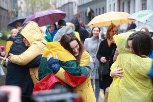 Šalia Ukrainos ambasados Vilniuje – apsikabinimų akcija: lietus jautriam momentui nesutrukdė