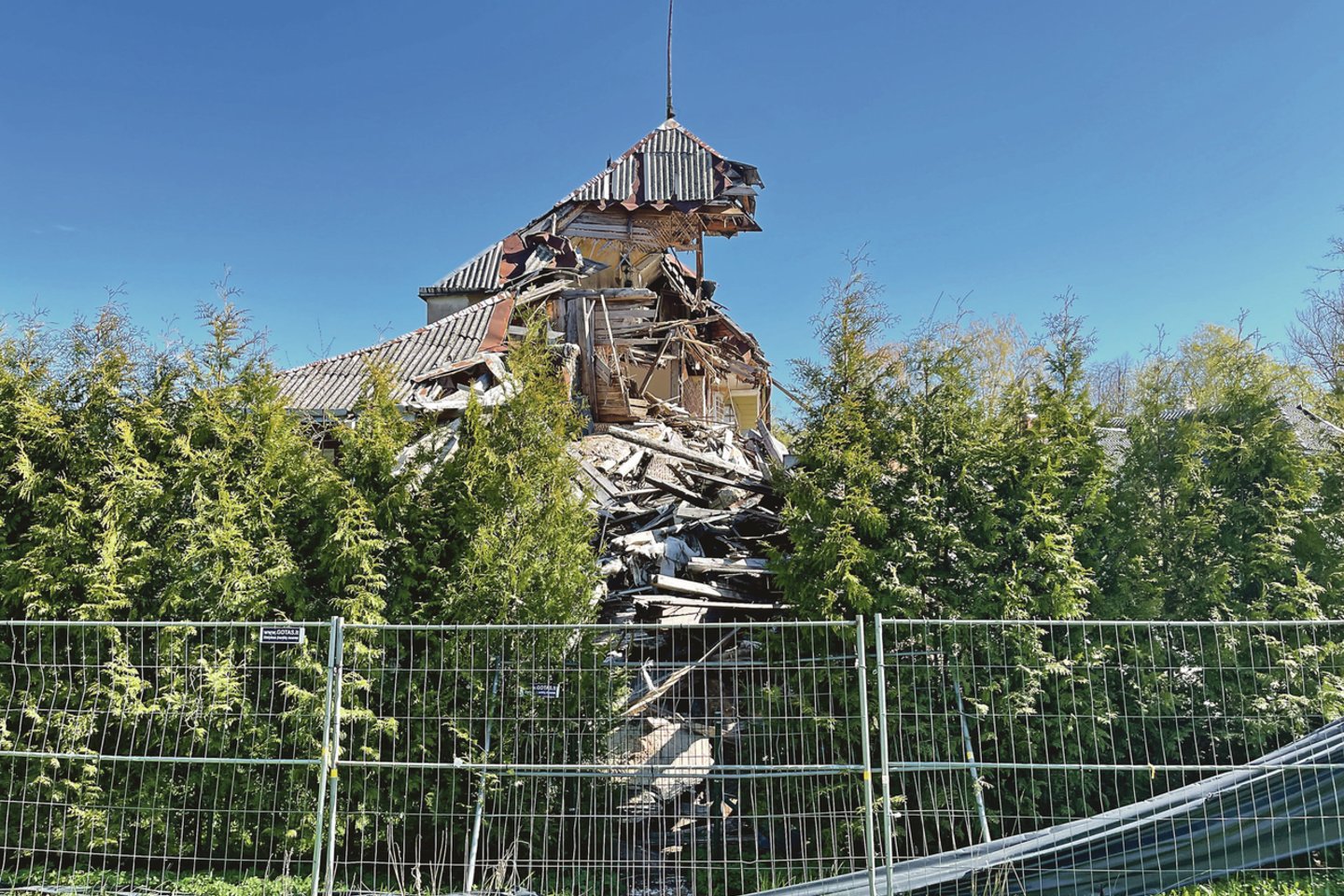 Perkūno alėjoje esančią vilą A.Dankovskis pusiau nugriovė 2020-ųjų rudenį.