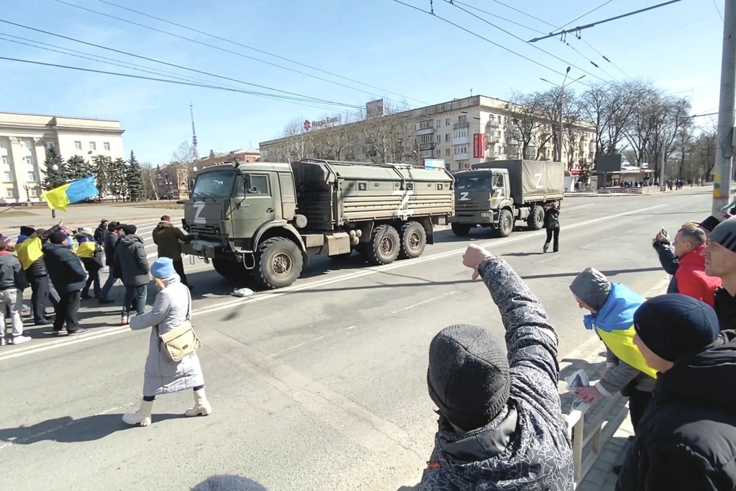 Užgrobtuose Ukrainos miestuose rusai paskyrė vietos valdžios pareigūnus, bet tikrieji šeimininkai yra kariškiai, kurie susidoroja su ukrainiečių protestais.<br>„Reuters“/„Scanpix“ nuotr.