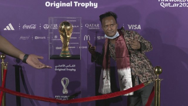Katare – minios žmonių: pasaulio futbolo čempionato trofėjus pradėjo kelionę po šalį