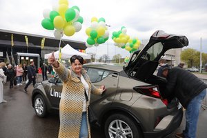 Neregėtos automobilių dalybos: „Iki“ gimtadienio loterijos laimėtojams įteikti 8 visureigių rakteliai