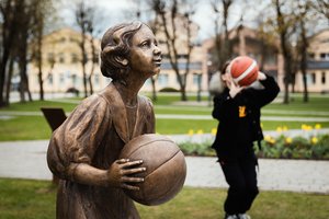 Butrimonyse atidengta skulptūra pasaulio krepšinio ikonai