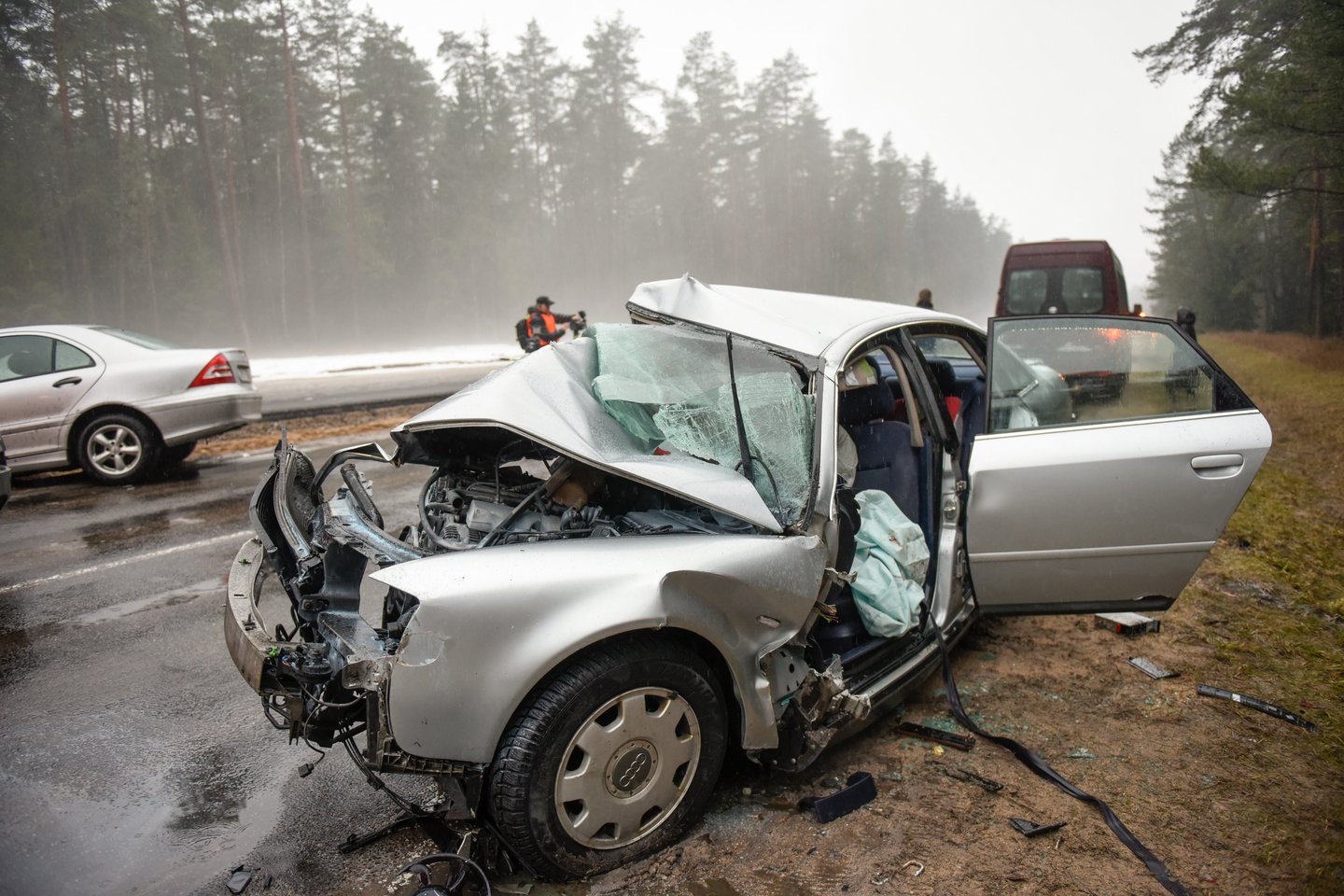  Per avariją susidūrus 4 automobiliams, žuvo 62 metų vyras. Penki sužeisti žmonės buvo nuvežti į ligoninę. <br> A.Vaitkevičiaus asociatyvioji nuotr. 
