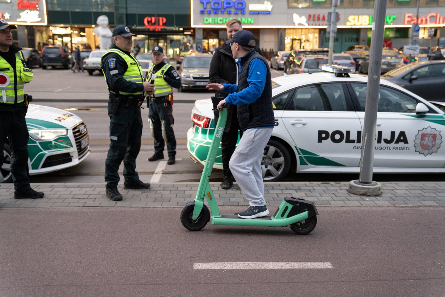 Vilniaus gatvėse surengė reidą, kurio metu buvo tikrinamas paspirtukus vairuojančių asmenų blaivumas.