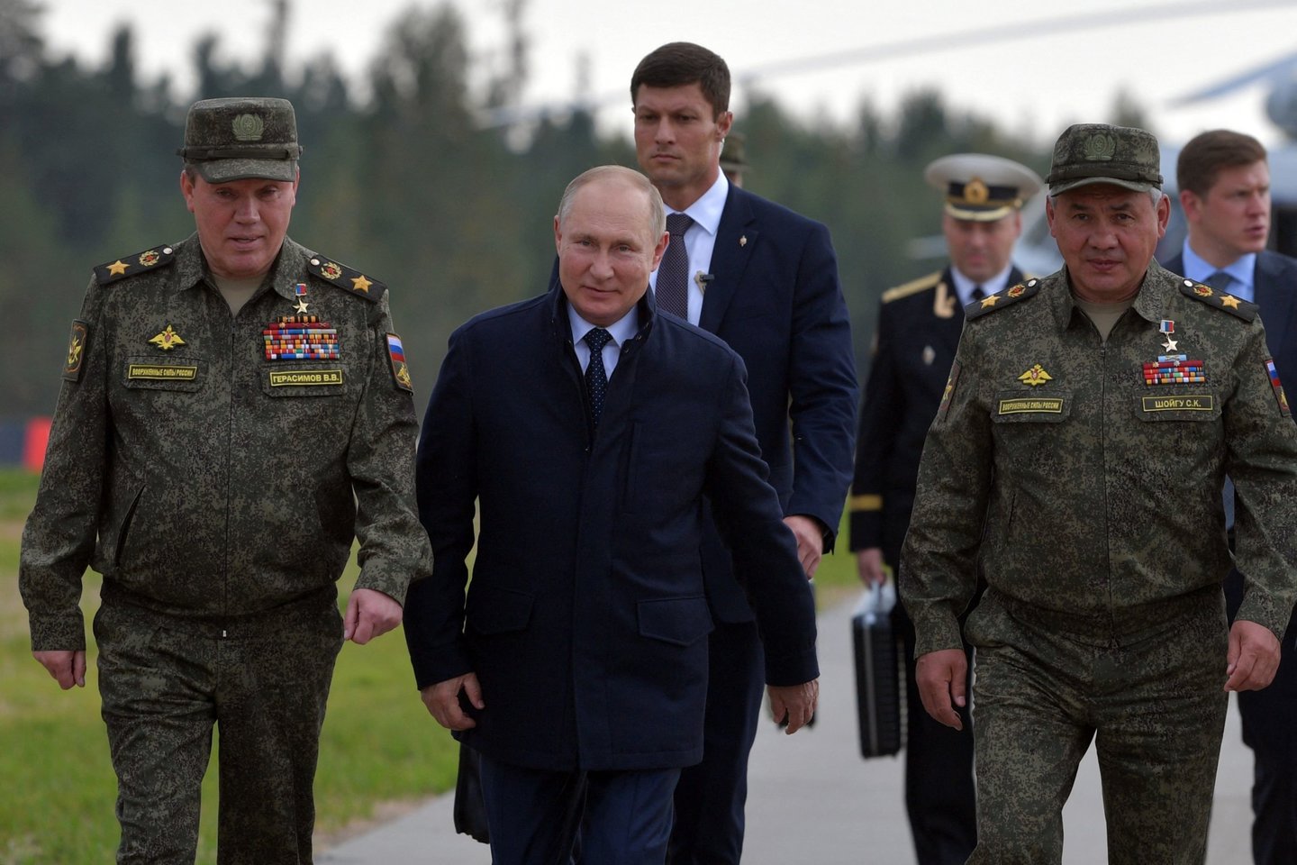 V.Putinas ir Rusijos gynybos ministras S.Šoigu.<br>AFP/Scanpix nuotr.