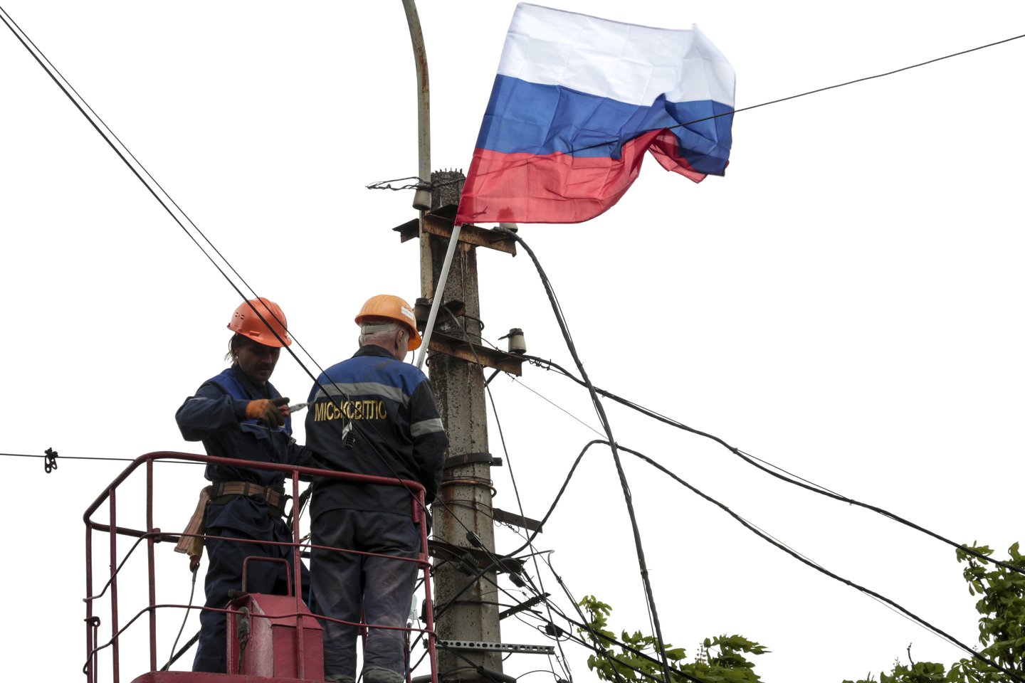 Okupantai Mariupolyje kelia Rusijos vėliavas. Karas Ukrainoje.<br>AP/Scanpix nuotr.