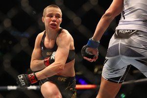 Rose Namajunas prarado UFC čempionės diržą: teisėjai kovą vertino skirtingai