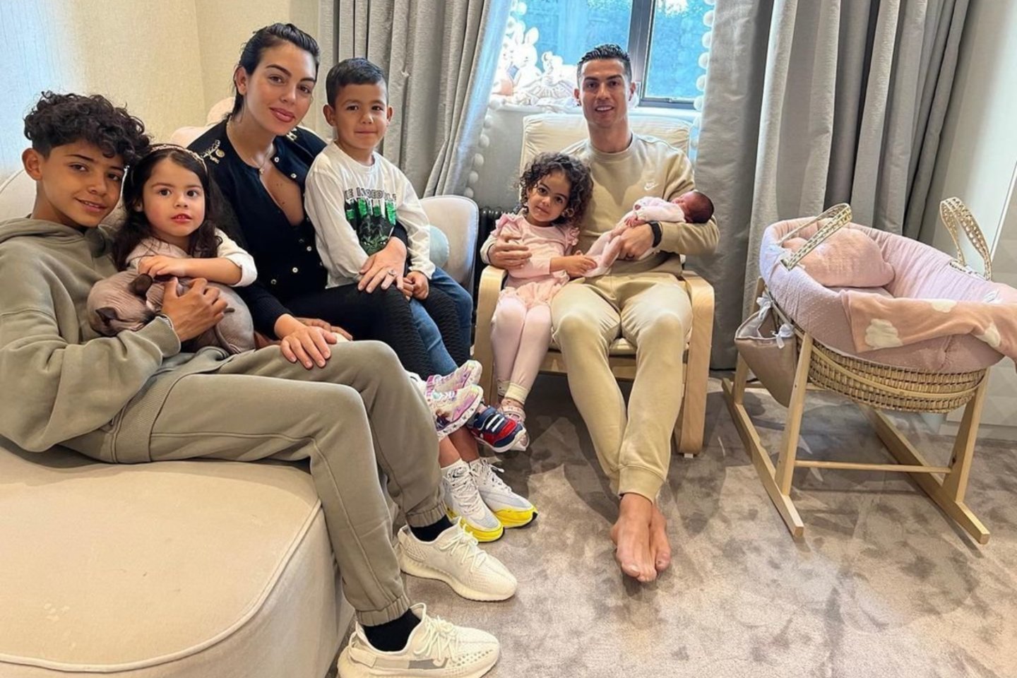 Cristiano Ronaldo su Georgina Rodriguez, kūdikiu ir kitais vaikais.<br>Instagramo nuotr.