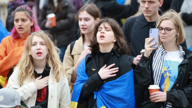 Minint Antrojo pasaulinio karo aukų dieną, sostinėje – solidarumo su Ukraina eitynės: susirinko šimtai žmonių