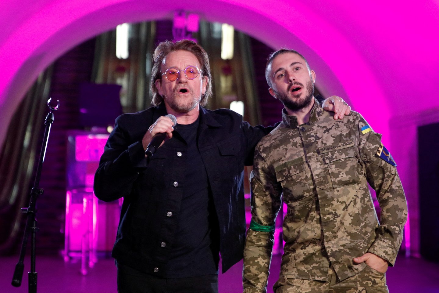 Grupės „U2“ lyderis Bono ir Ukrainos grupės „Antytila“ lyderis Taras Topolia.<br>Reuters/Scanpix nuotr.