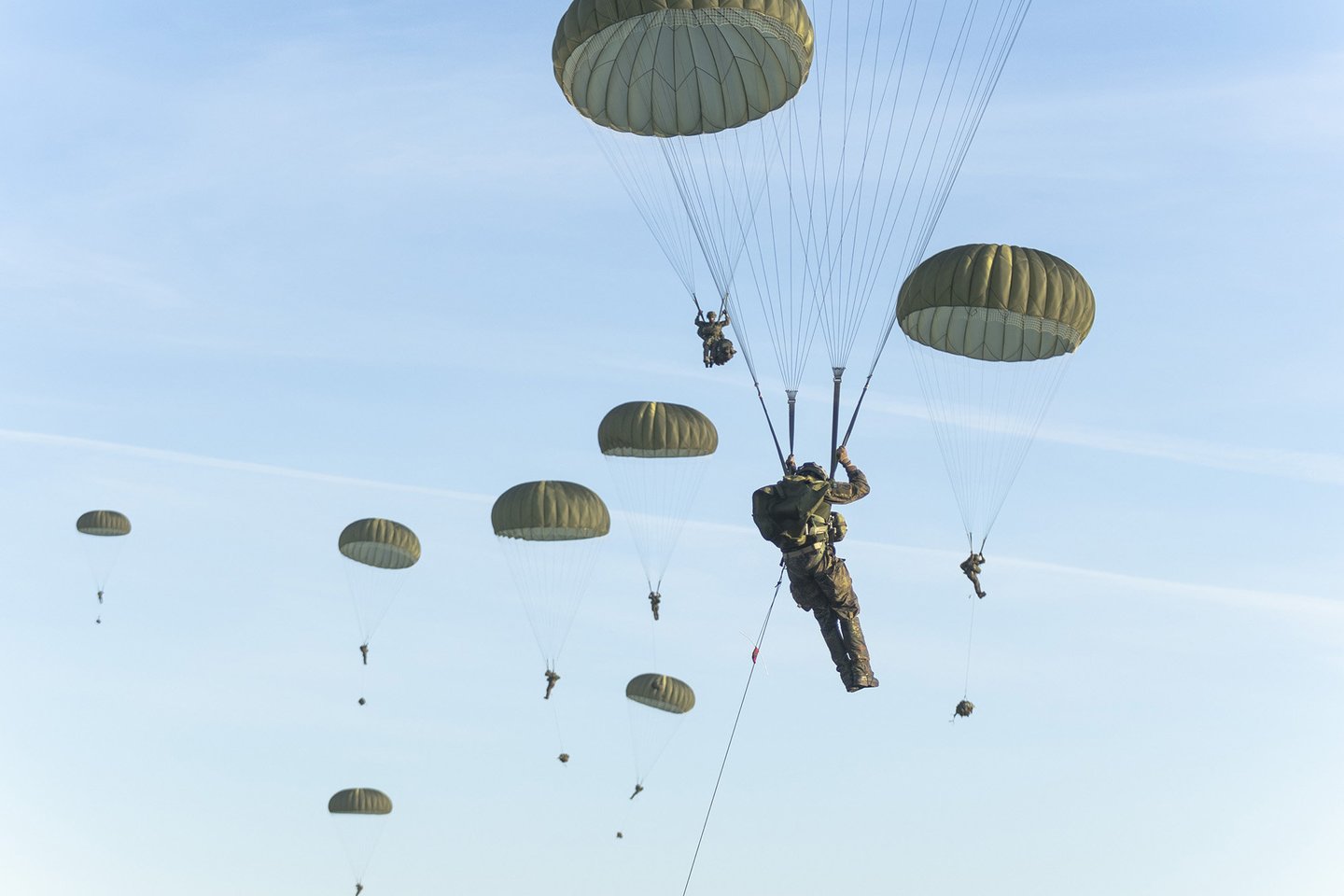  Pirmadienio rytą parašiutais nusileido apie 200 Vokietijos oro desantininkų.<br> Lietuvos kariuomenės nuotr.