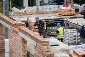 Siūlo net nesitikėti, kad kris būsto kainos: jau kitąmet statybinių medžiagų paklausa gali būti milžiniška