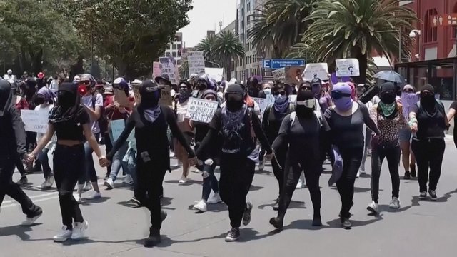 Meksikoje dešimtys moterų išėjo į gatves protestuoti prieš femicidus ir smurtą dėl lyties