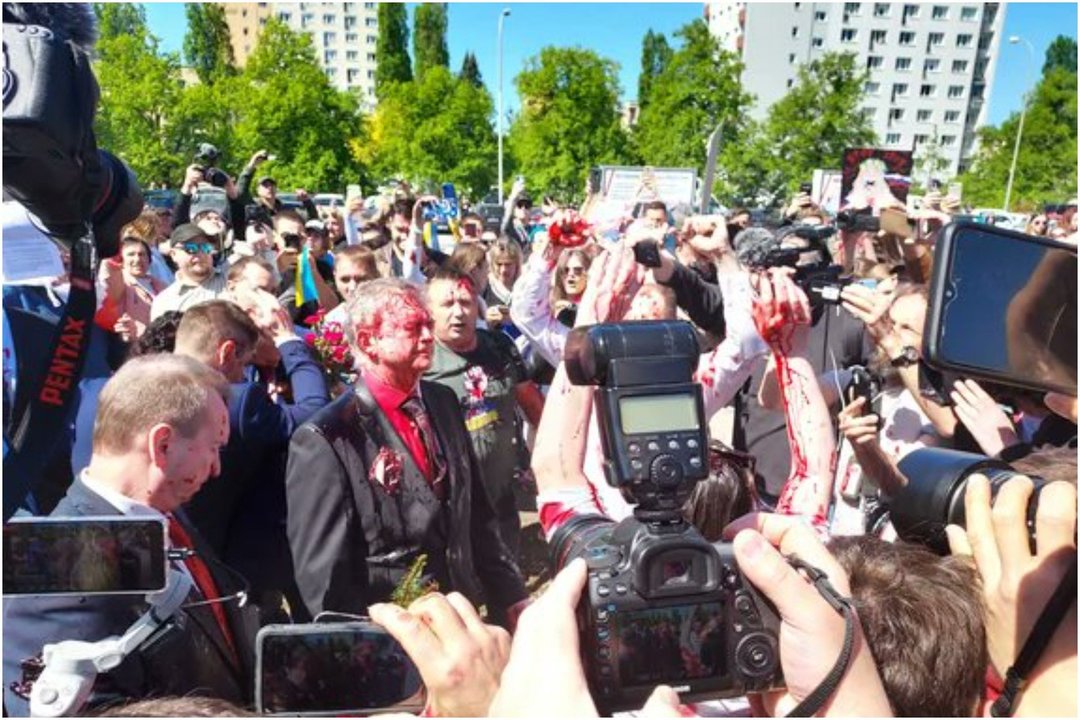 Ambasador Rosji zaatakowany w Polsce – czerwona farba poplamiona na twarzy