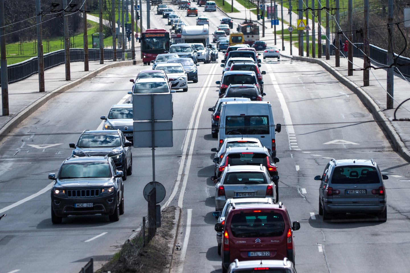 Kone keturi iš penkių vairuotojų Lietuvoje teigia, kad pasitiki savo vairavimo įgūdžiais, rodo „Swedbank“ užsakymu atliktas gyventojų nuomonės tyrimas.<br>V.Ščiavinsko nuotr.