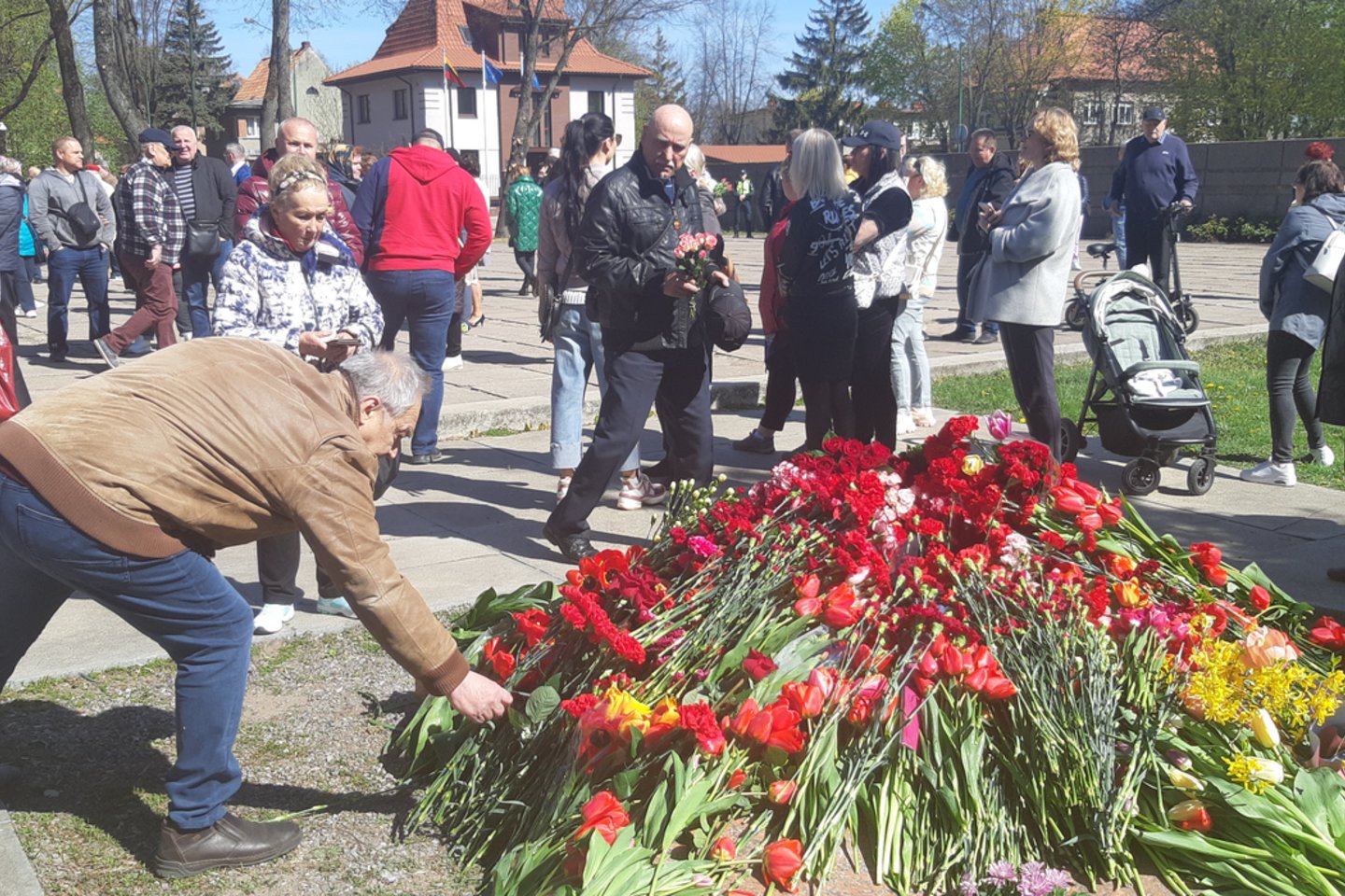  Klaipėdoje prie memorialo Antrojo pasaulinio karo metu žuvusiems kariams pirmadienį traukė žmonės su gėlėmis<br> A.Pilaitienės nuotr.  