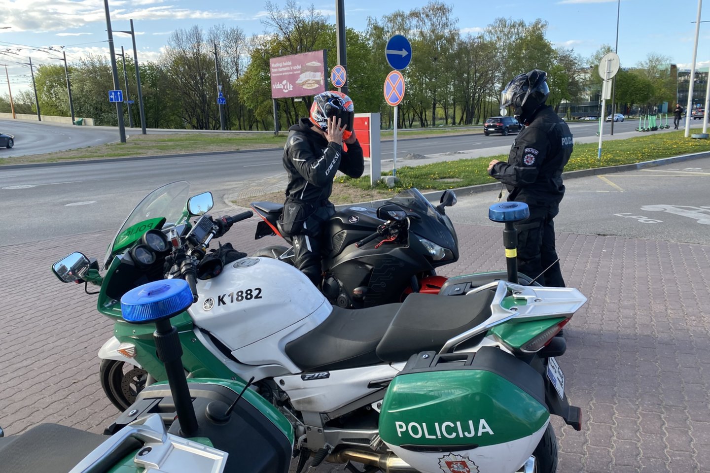 Per savaitę Kelių patrulių kuopos pareigūnai mobiliaisiais greičio matavimo prietaisais užfiksavo 644 greičio viršijimo atvejus.<br>„Lietuvos policijos“ nuotr.