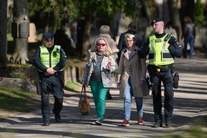 Antakalnio kapinėse – „koloradkę“ seginti moteris ir jos draugės linkėjo mirties, pasirodė policijos paleistas L. Ragelskis