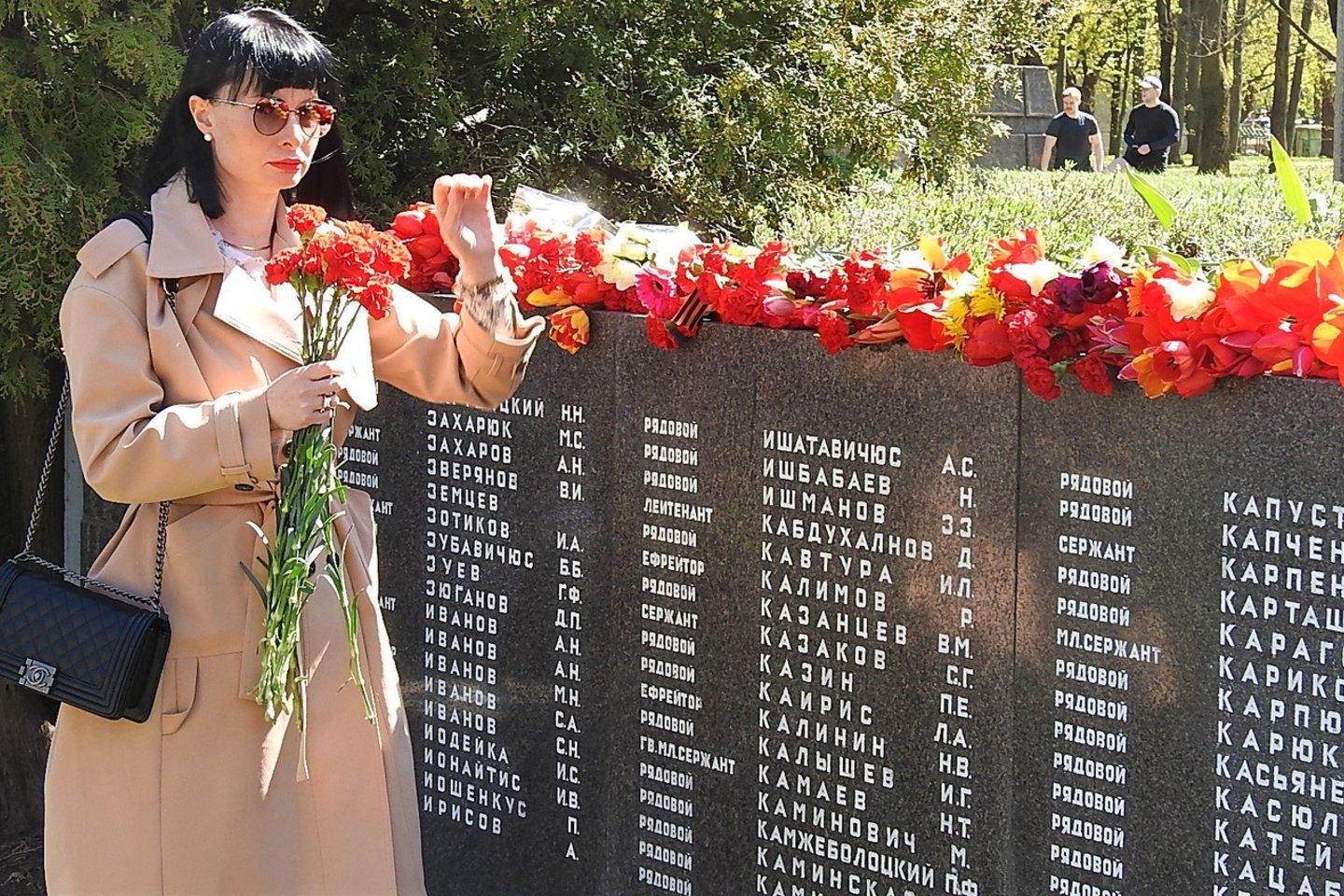 Prie memorialo Antrojo pasaulinio karo metu žuvusiems kariams rinkosi žmonės su gėlėmis. <br> A.Pilaitienės nuotr.