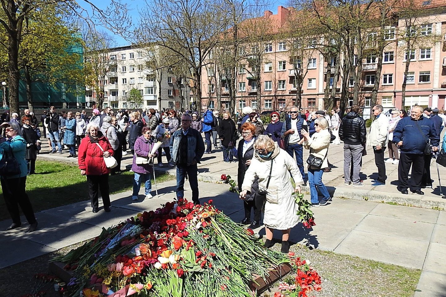 Klaipėdoje prie memorialo Antrojo pasaulinio karo metu žuvusiems žmonėms traukė žmonės su gėlėmis.<br> A.Pilaitienės nuotr.