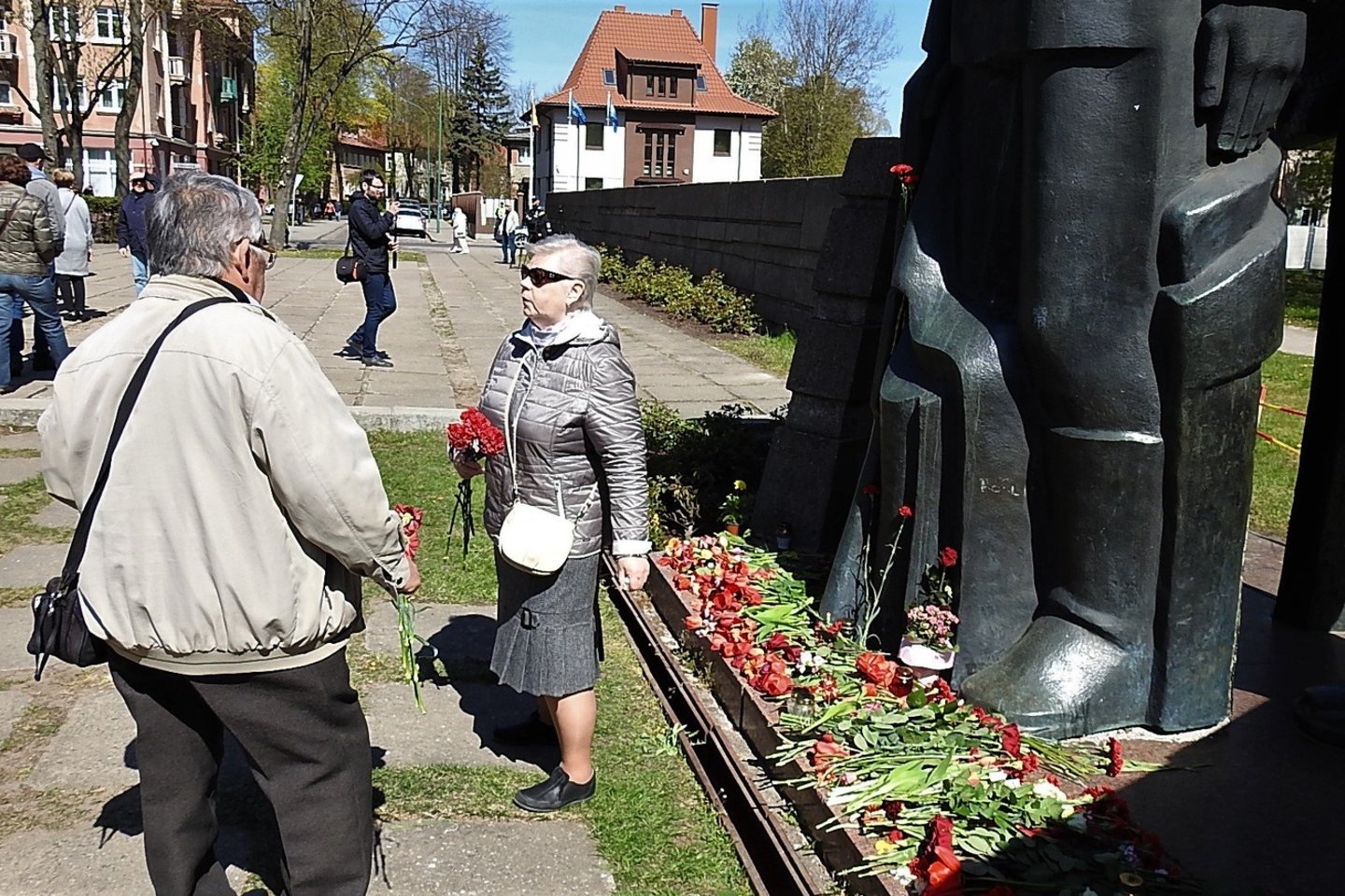 Prie memorialo Antrojo pasaulinio karo metu žuvusiems kariams rinkosi žmonės. <br> A.Pilaitienės nuotr.
