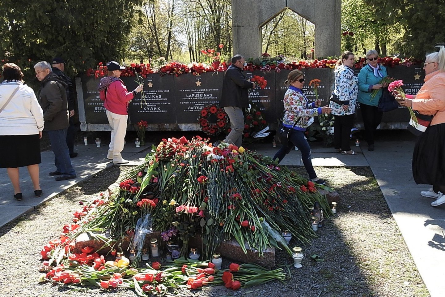 Klaipėdoje prie memorialo Antrojo pasaulinio karo metu žuvusiems kariams rinkosi žmonės.<br> A.Pilaitienės nuotr.