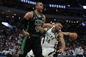 Pirmąkart įspūpdingai sužaidęs veteranas padėjo „Celtics“ išlyginti serijos rezultatą su NBA čempionais „Bucks“