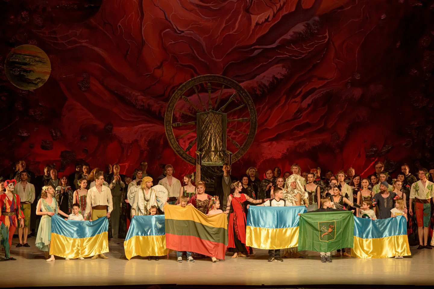 Nusilenkti ir padėkoti lietuviams už šiltą priėmimą išėjo ne tik ukrainiečių artistai, bet ir kartu su jais į Lietuvą iš bombarduojamo Charkovo atkeliavę teatro darbuotojų vaikai. <br>M.Aleksos nuotr.