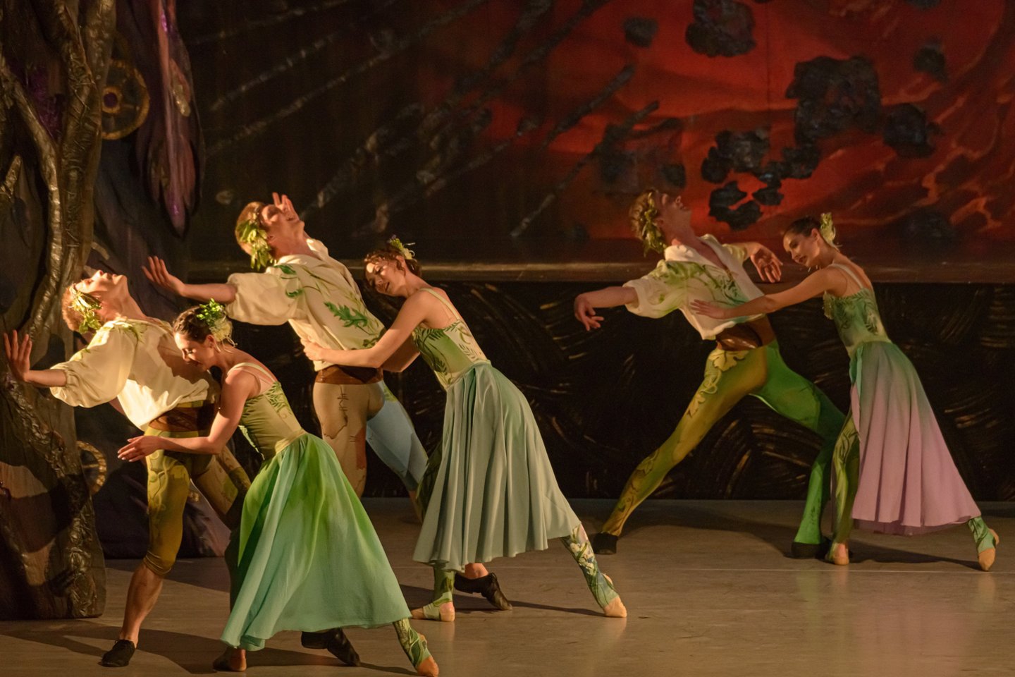 Scena iš choreografės A.Rubinos šokio spektaklio „Fortūnos ratas“ pagal C.Orffo kantatą „Carmina burana“.<br>M.Aleksos nuotr.